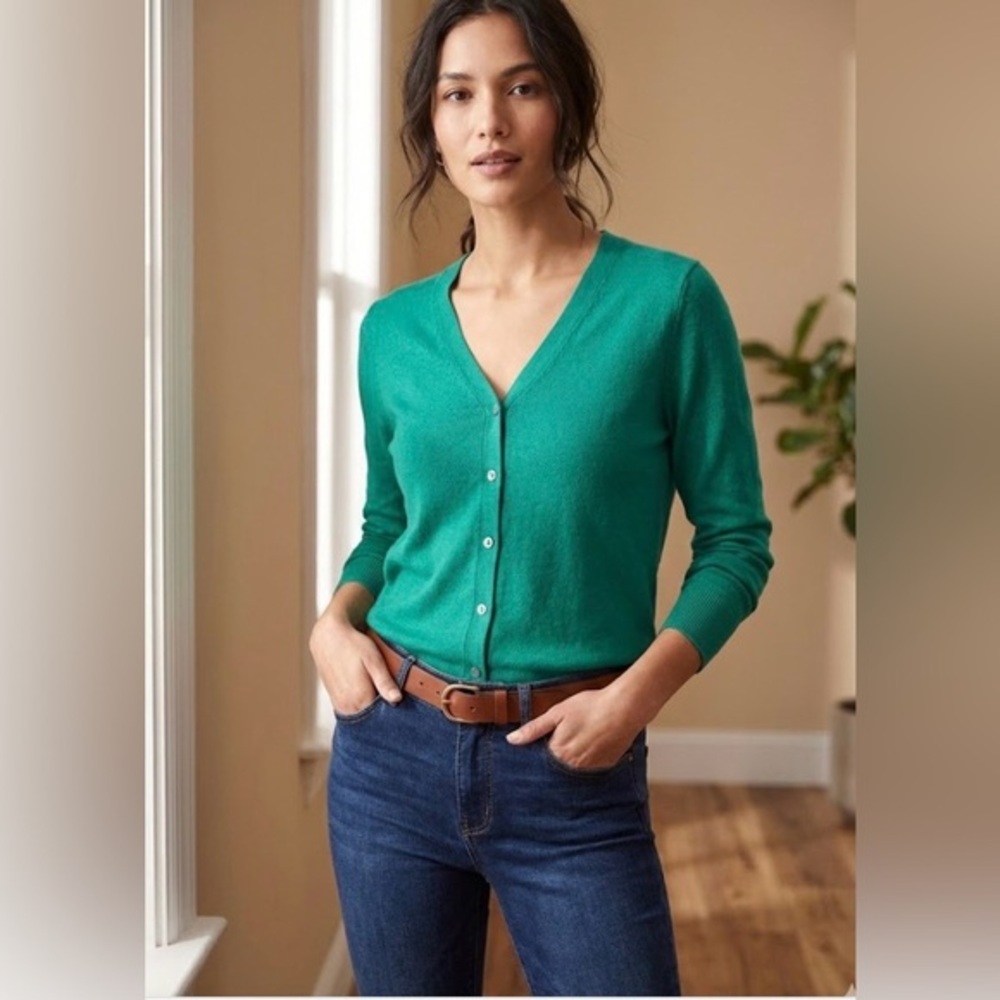 Women's Green V-Neck‎ Cardigan Sweater